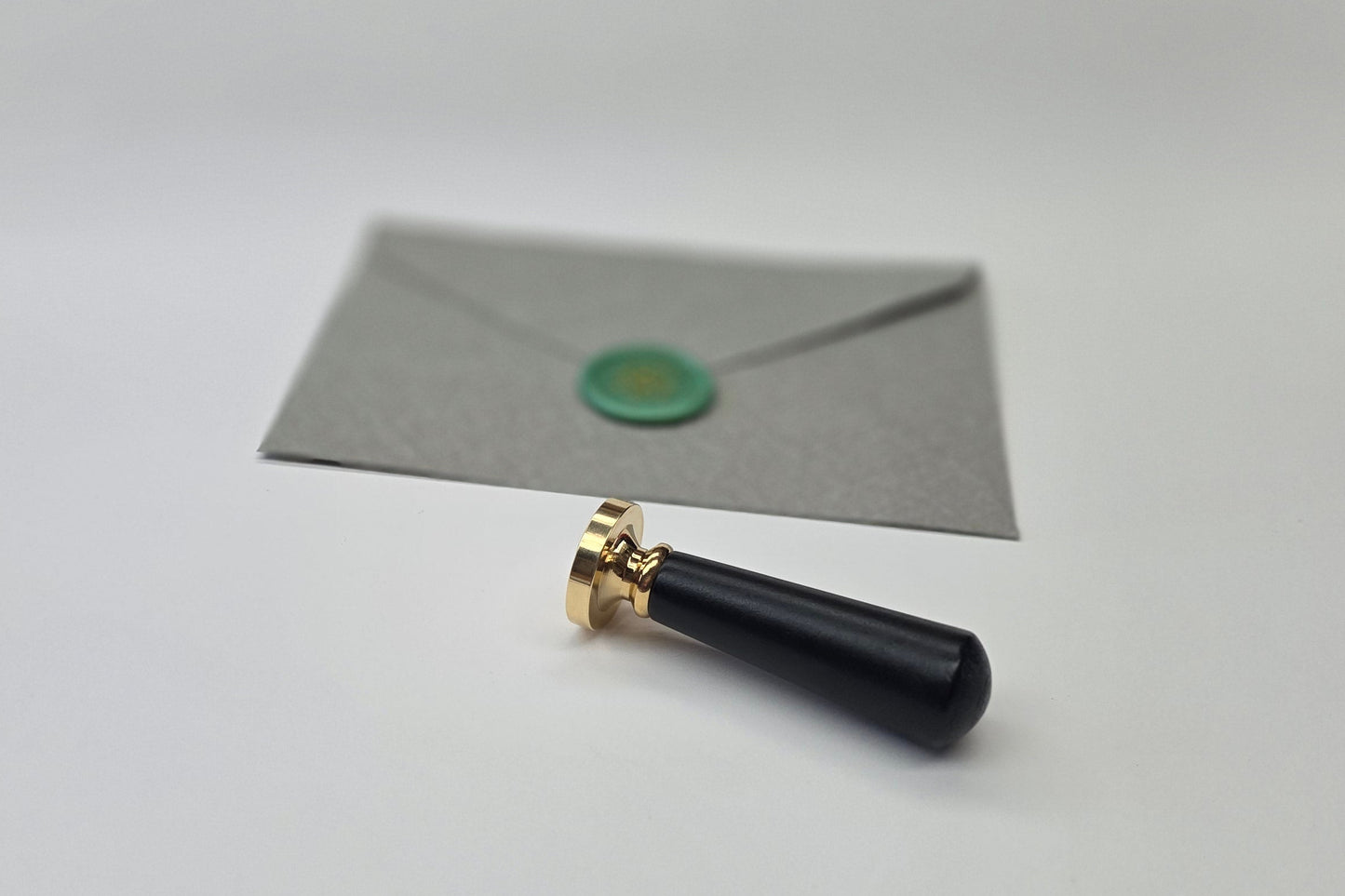 Black tapered handle