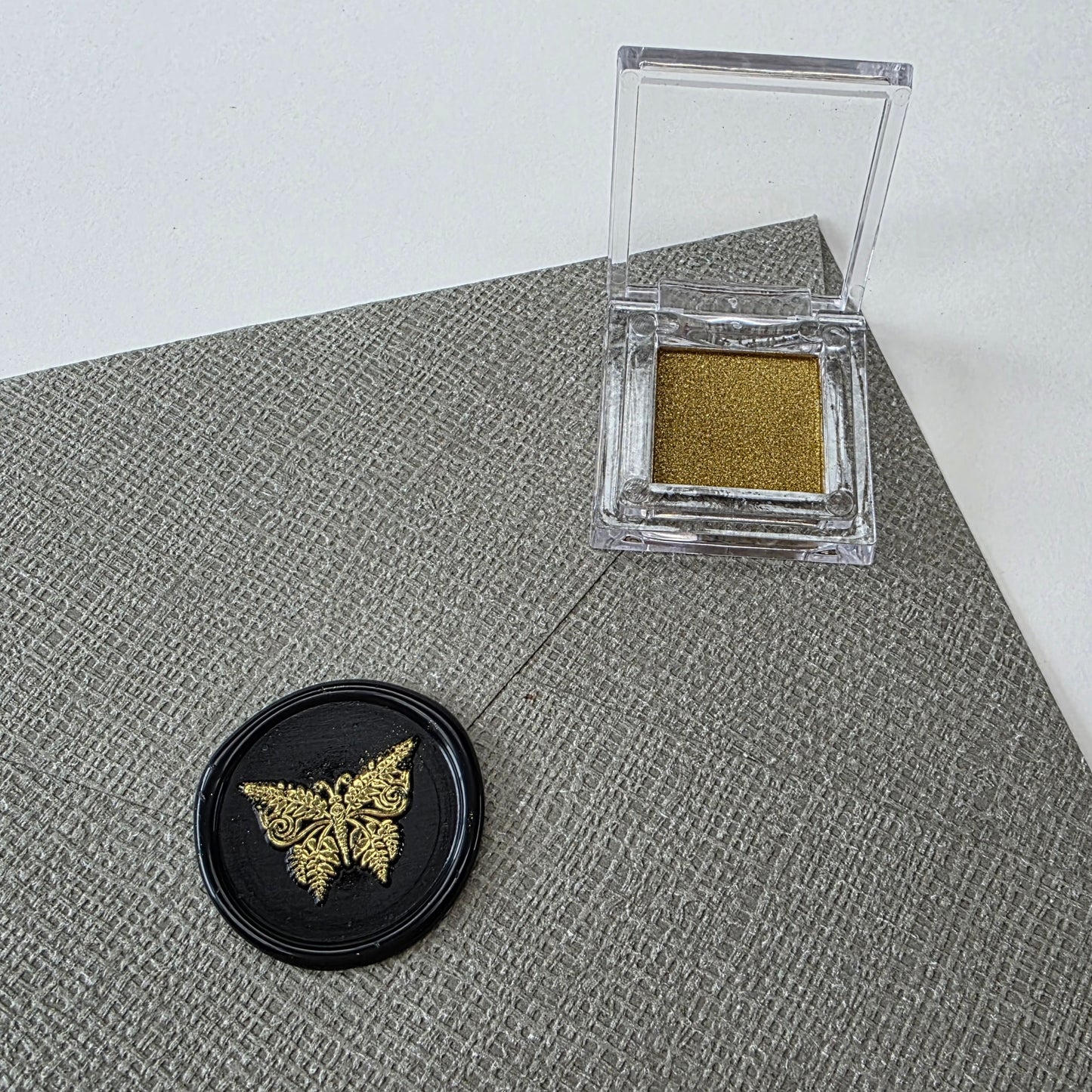 Yellow gold wax polish