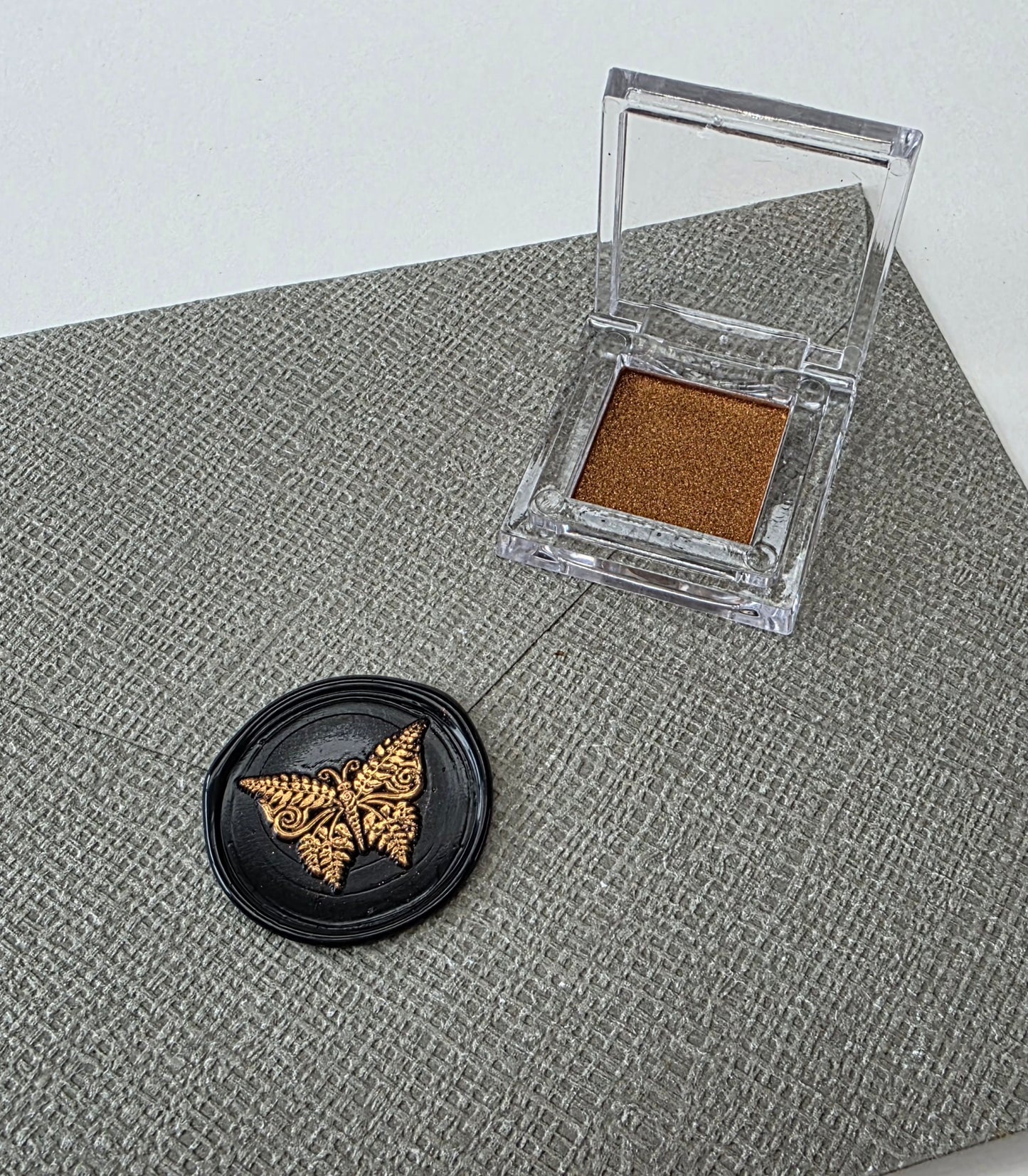 Gold bronze wax polish