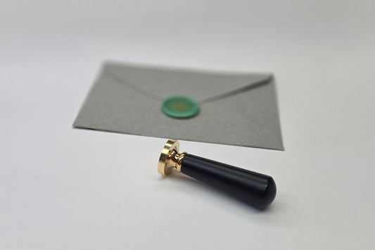 Black tapered handle