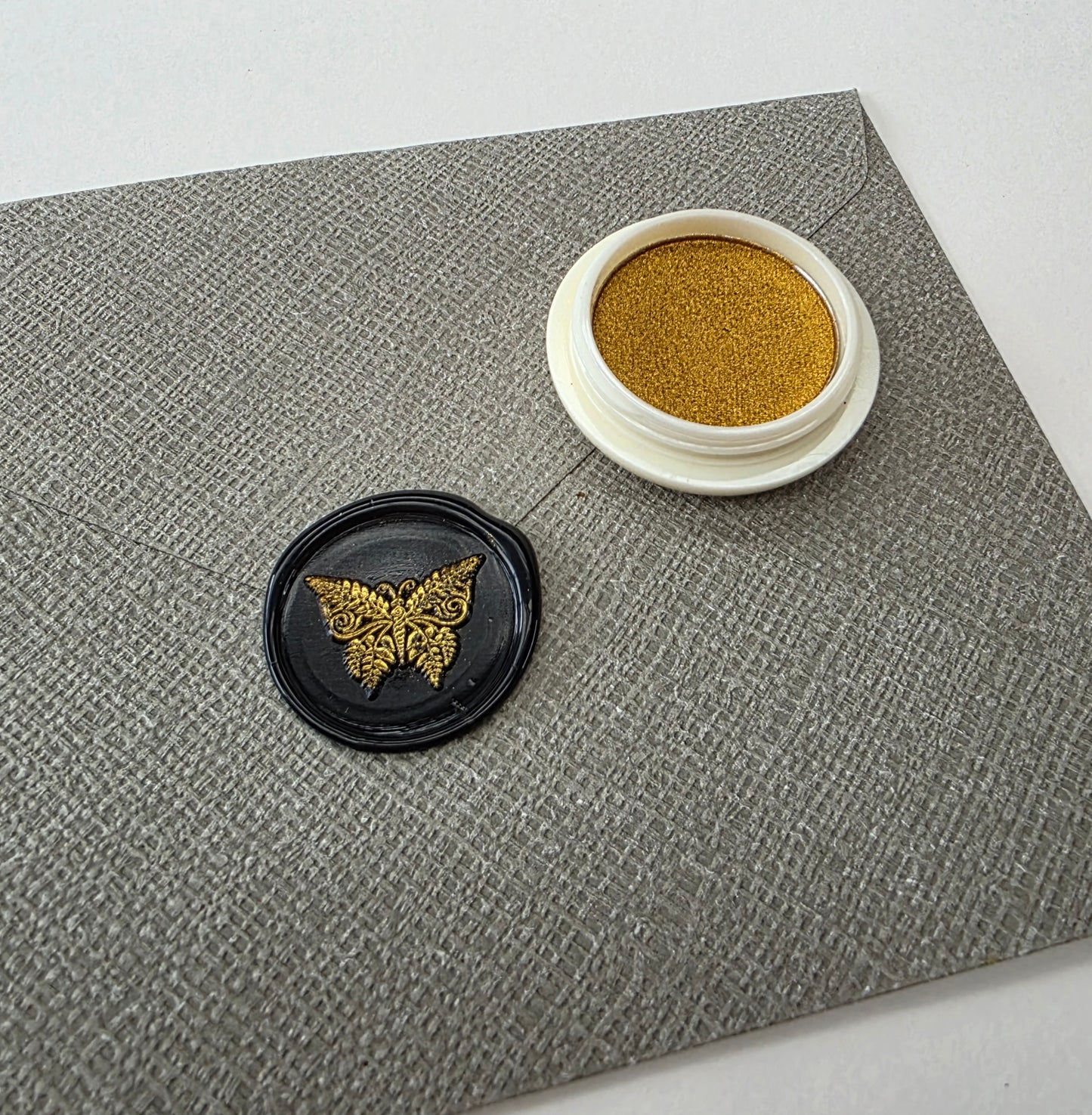 Gold sparkle wax polish